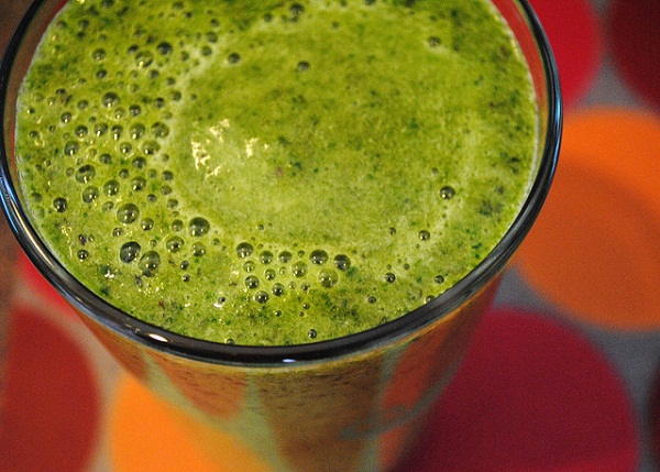 Healthy green fruit and vegetable smoothie recipe