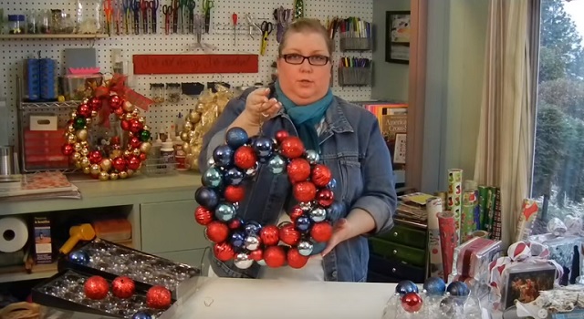 How to make a decorative wreath out of Christmas tree ornaments