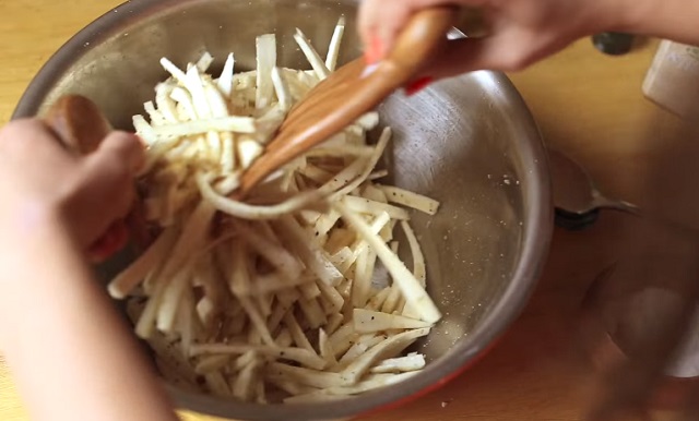 Slice some parsley roots and turn them into an incredibly delicious snack