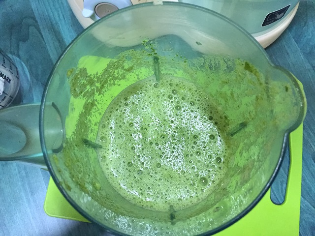 Apple-banana-spinach green smoothie recipe