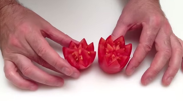 How to turn a tomato into a culinary beauty within a few seconds