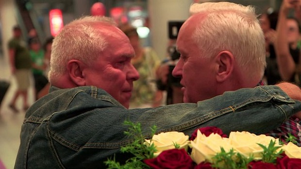 Separated twins meeting after 68 years of living apart
