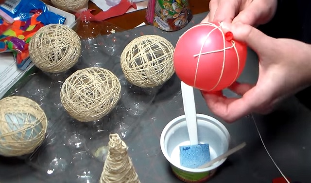 DIY Idea: How to make some lovely Christmas ornaments out of yarn 
