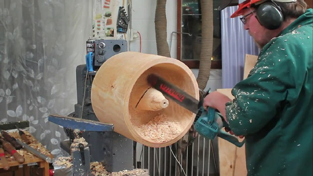 What this man is able to create from a simple log will leave you speechless