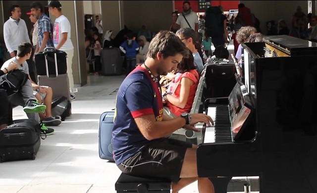 A wonderful piano concert in a Paris train station