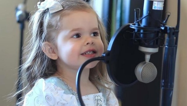 Father asks his daughter to sing for being recorded. Her performance is simply adorable!