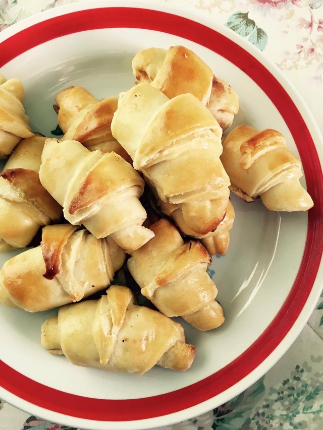 Pizza flavoured croissant recipe - it disappears as soon as it comes out from the oven