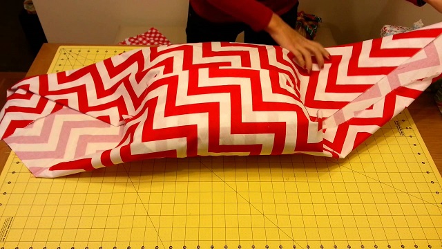 Take a cushion and wrap it in a piece of cloth. The final result is very elegant