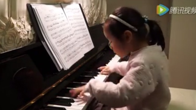 This little girl sits down at the piano and charms everybody in several seconds