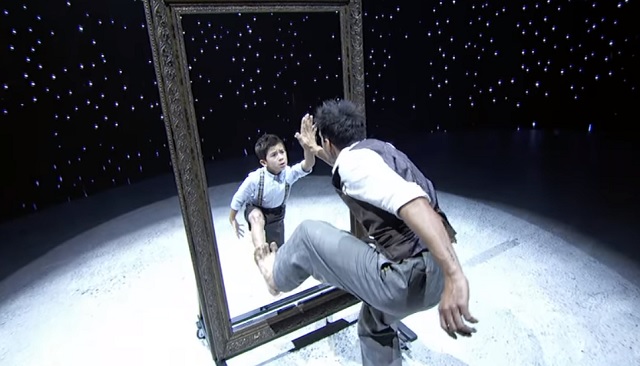 A man, a child and a mirror - a production that left us speechless