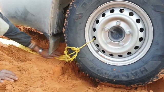 An ingenious way to remove a car stuck in sand or mud 