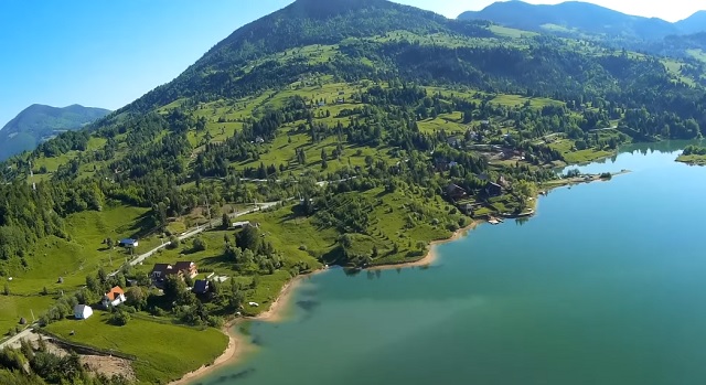 A unique place in Romania with a mountain, a lake, a beach and pure air
