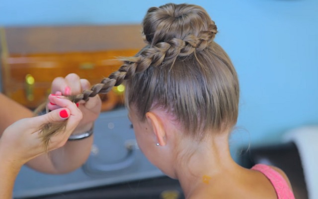 The new schoolyear is here! Braid your little daughter’s hair into the coolest hairdo for the big day!
