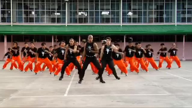 Prisoners dance on Thriller of Michael Jackson