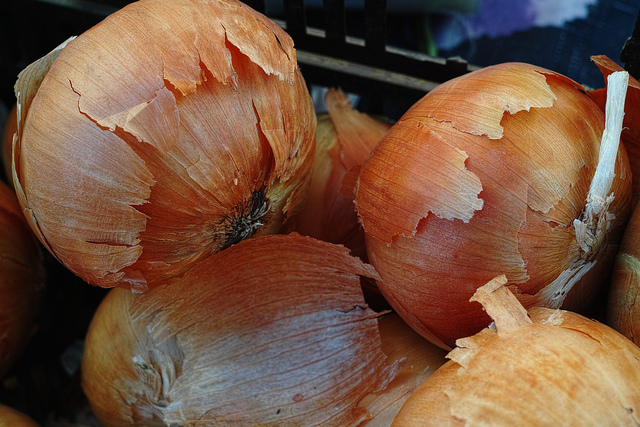 Don't throw away onion skins - Six things they can be useful for!