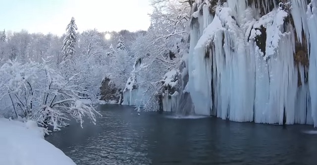 One of the most beautiful natural sites in Croatia has frozen into an even more incredible beauty 