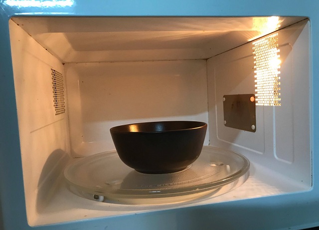 A clever and simple method for cleaning the microwave oven