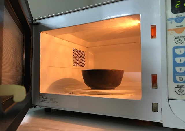 A clever and simple method for cleaning the microwave oven