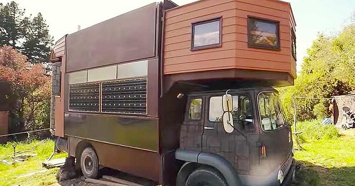 Watch how an old truck turns into a castle from the fairytales