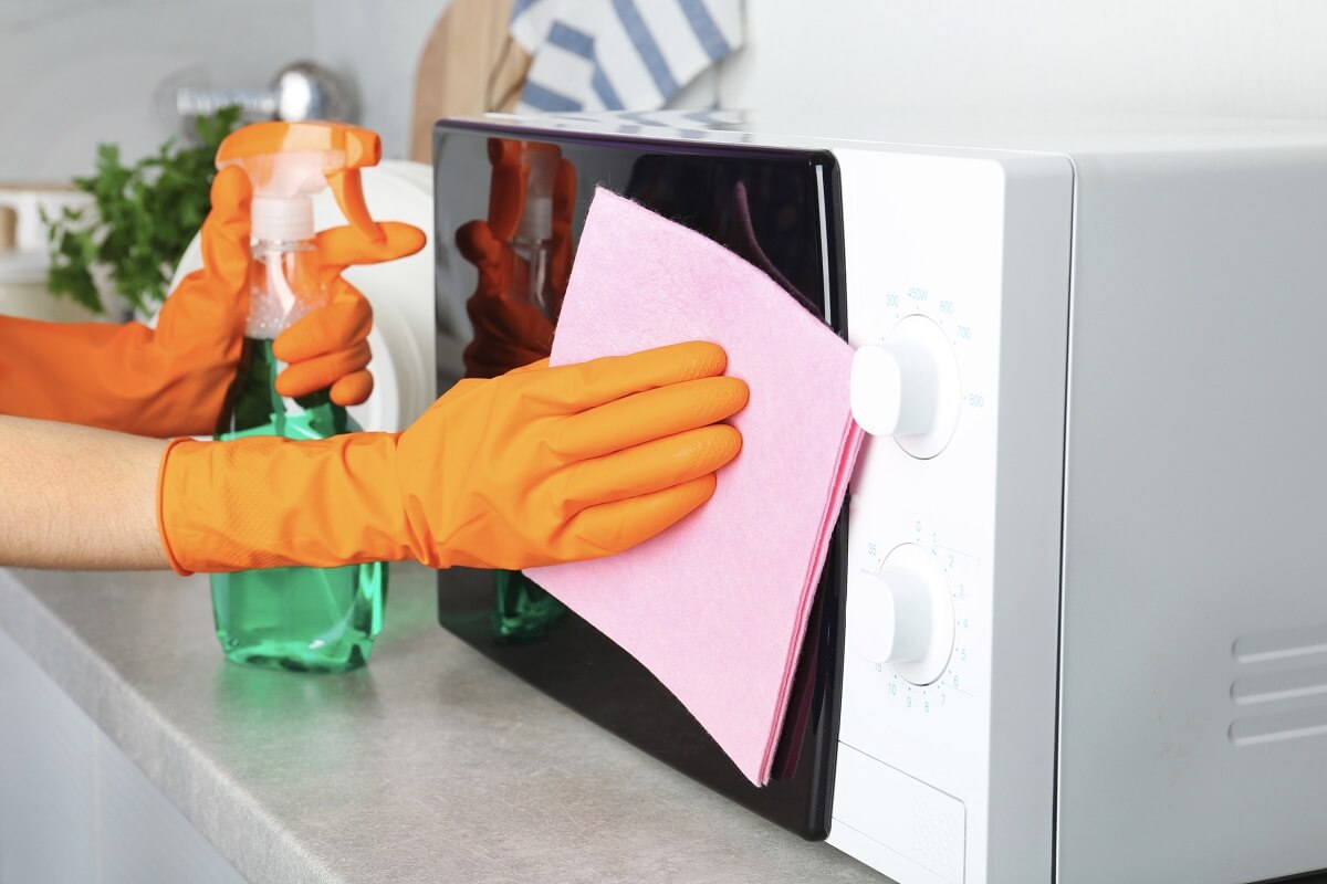 How to clean the microwave of dried grease - 4 methods that also make the odors disappear