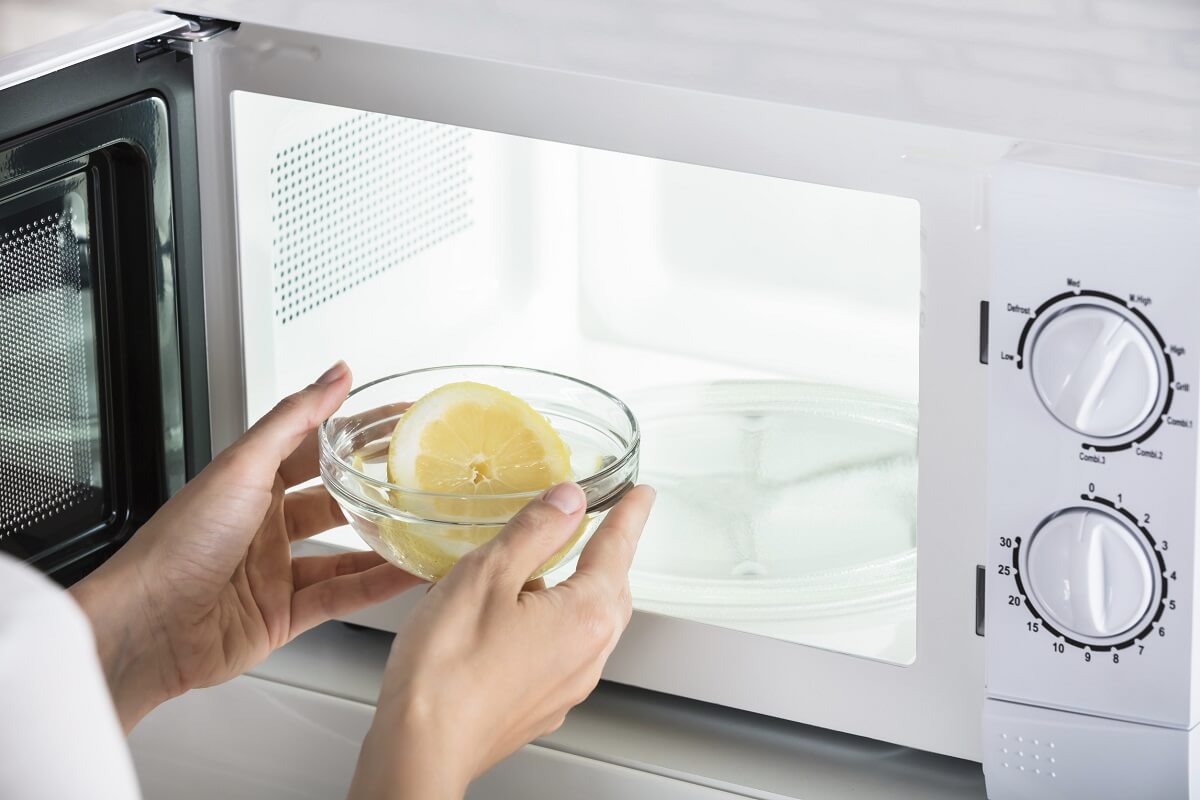 How to clean the microwave of dried grease - 4 methods that also make the odors disappear